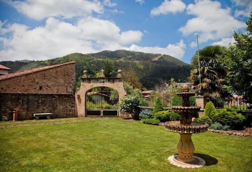 فندق Posada Real La Montañesa