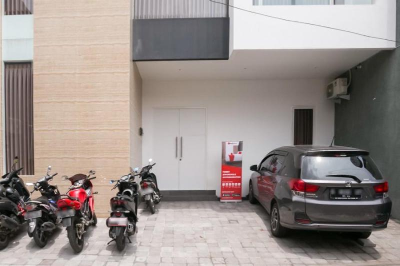 هاستل Reddoorz Syariah Near Lapangan Pancasila Simpang Lima