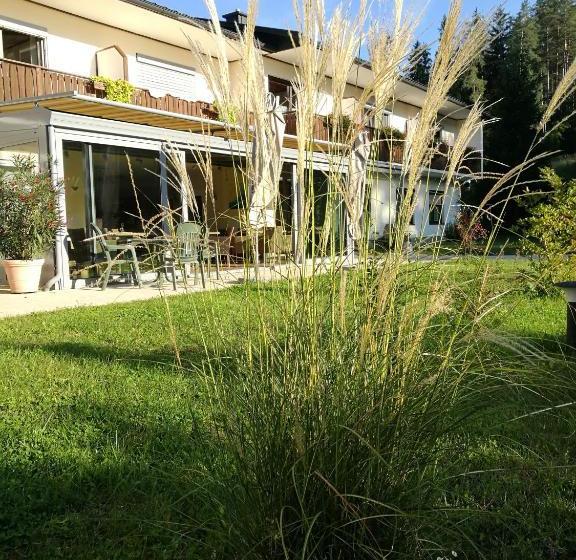 تختخواب و صبحانه Landgasthof Piroutz