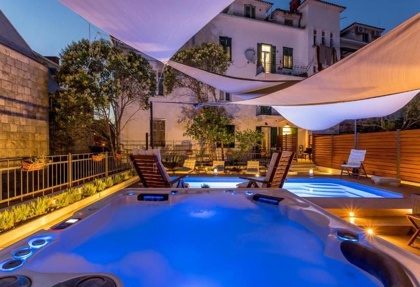 تختخواب و صبحانه Evala Luxury Rooms With Pool And Garden