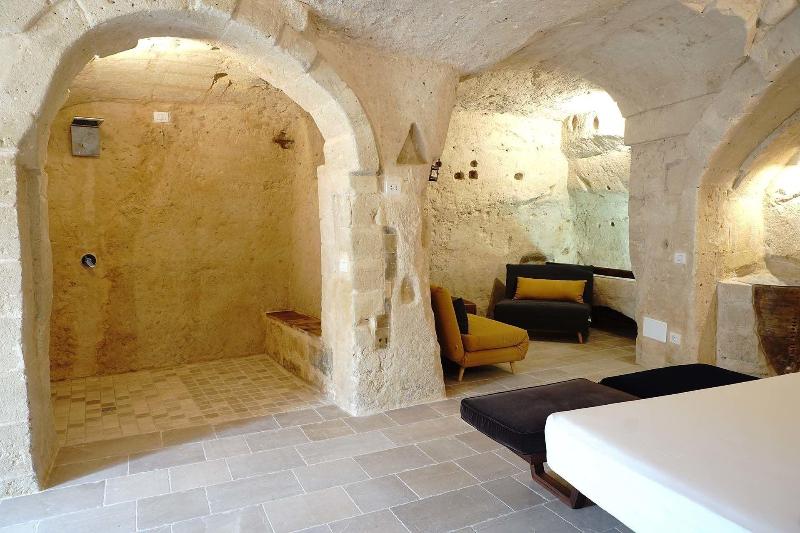 Aque Cave