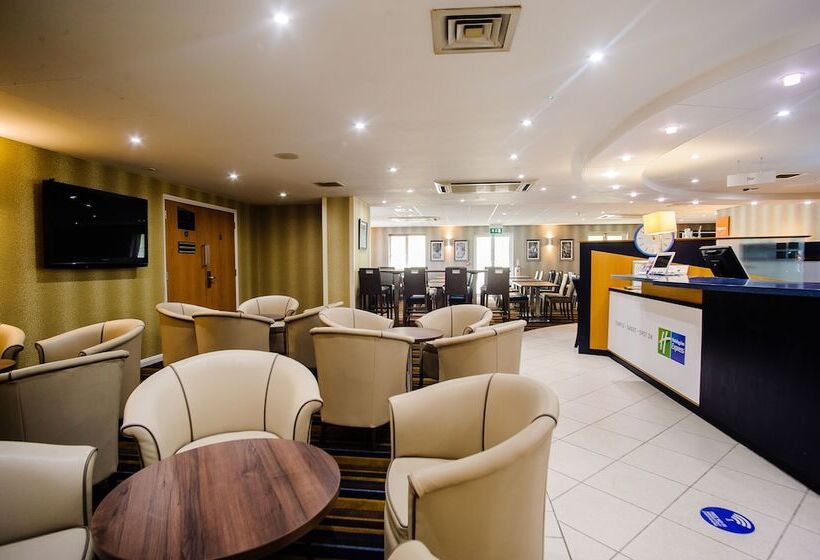 ホテル Holiday Inn Express Canterbury