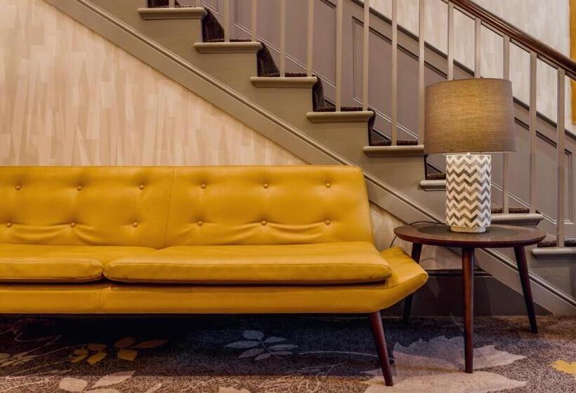 בית מלון כפרי Inn On The Square