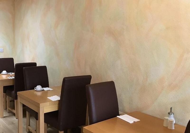 فندق Warwick Lodge