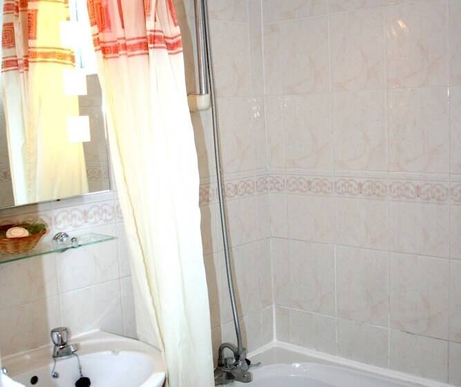 Ilfracombe House Hotel   Near Cliffs Pavilion