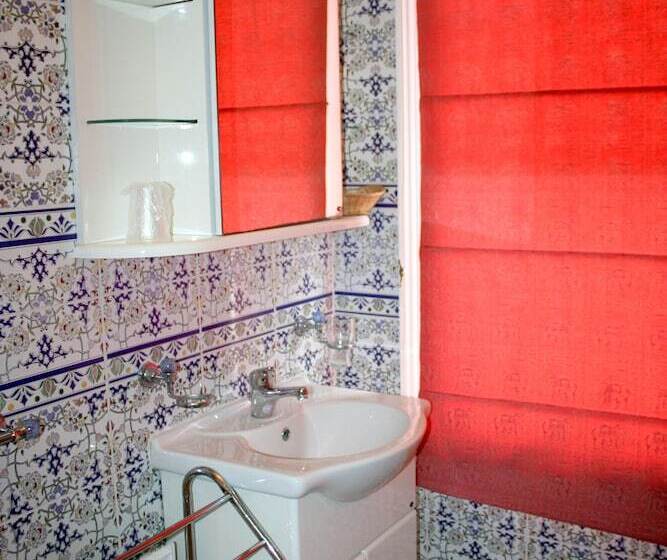 Ilfracombe House Hotel   Near Cliffs Pavilion