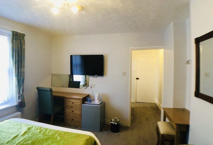 Ilfracombe House Hotel   Near Cliffs Pavilion