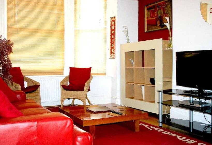 Ilfracombe House Hotel   Near Cliffs Pavilion