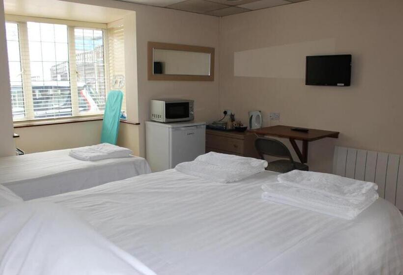 Пансион Debden Guest House