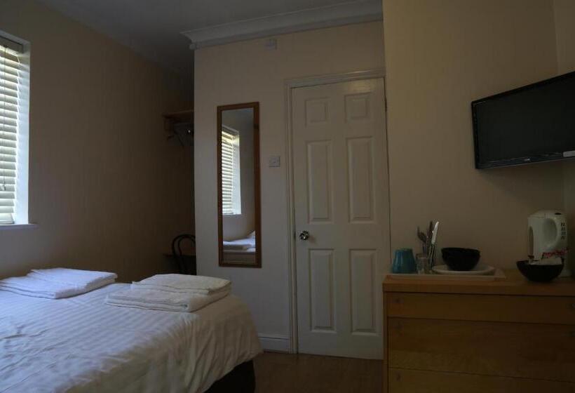 Пансион Debden Guest House