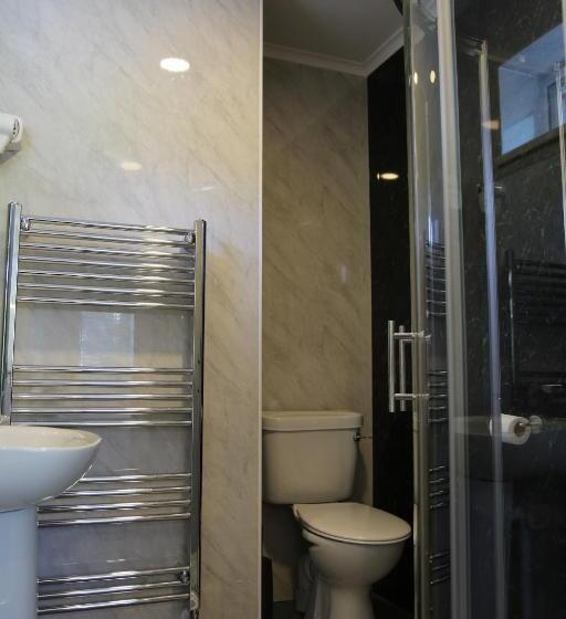 Пансион Debden Guest House