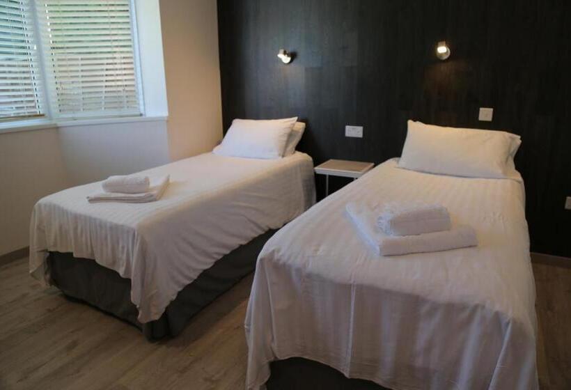 פנסיון Debden Guest House