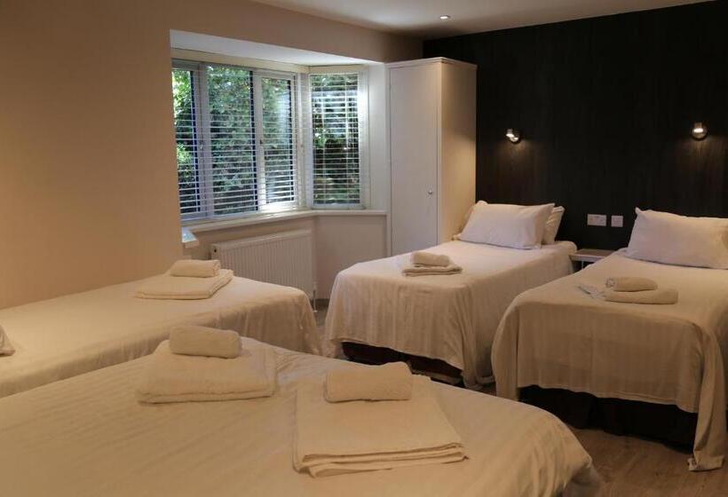 Пансион Debden Guest House
