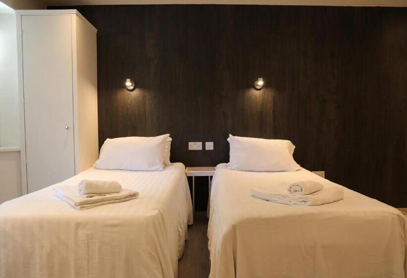 Пансион Debden Guest House