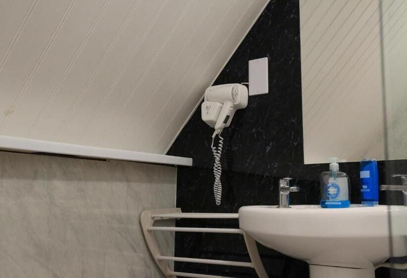 Пансион Debden Guest House