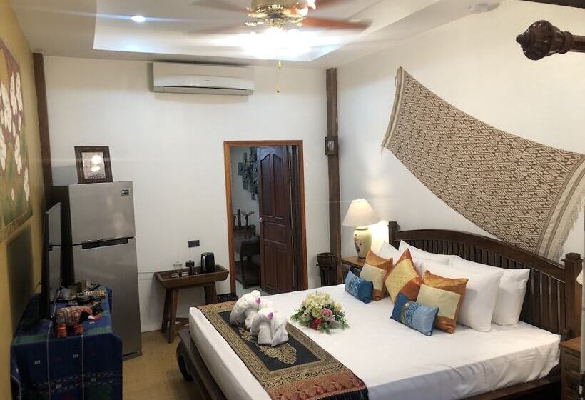 هتل On The Mekong Resort