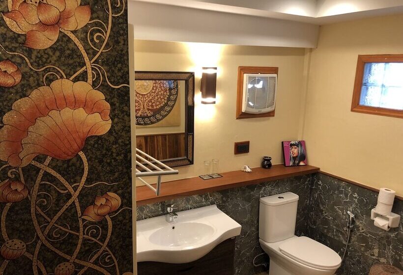 هتل On The Mekong Resort