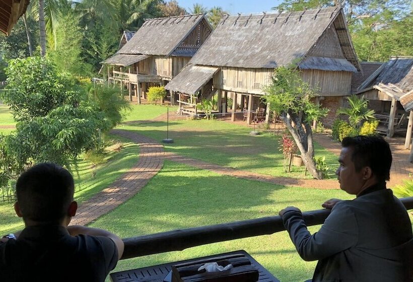 هتل On The Mekong Resort