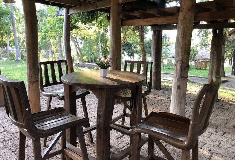 هتل On The Mekong Resort
