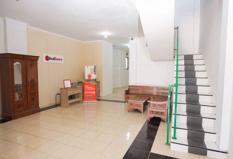 پانسیون Reddoorz Near Plaza Araya Malang