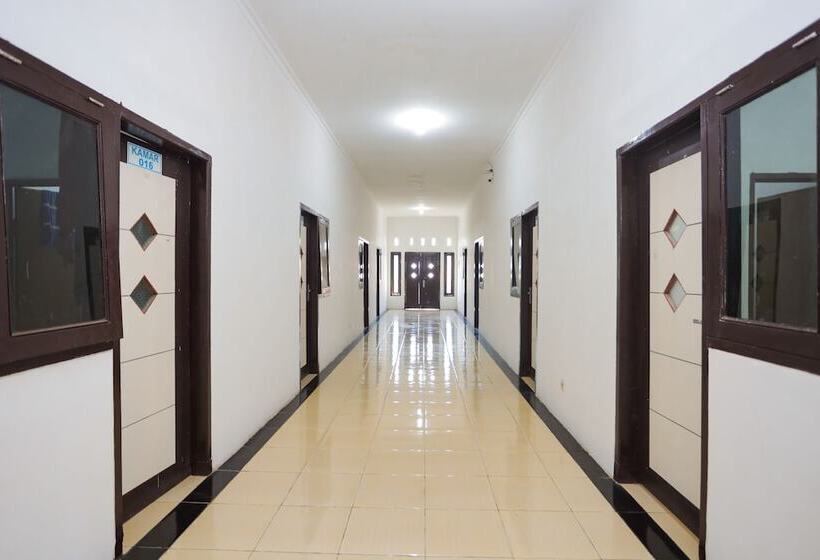 پانسیون Reddoorz Near Plaza Araya Malang
