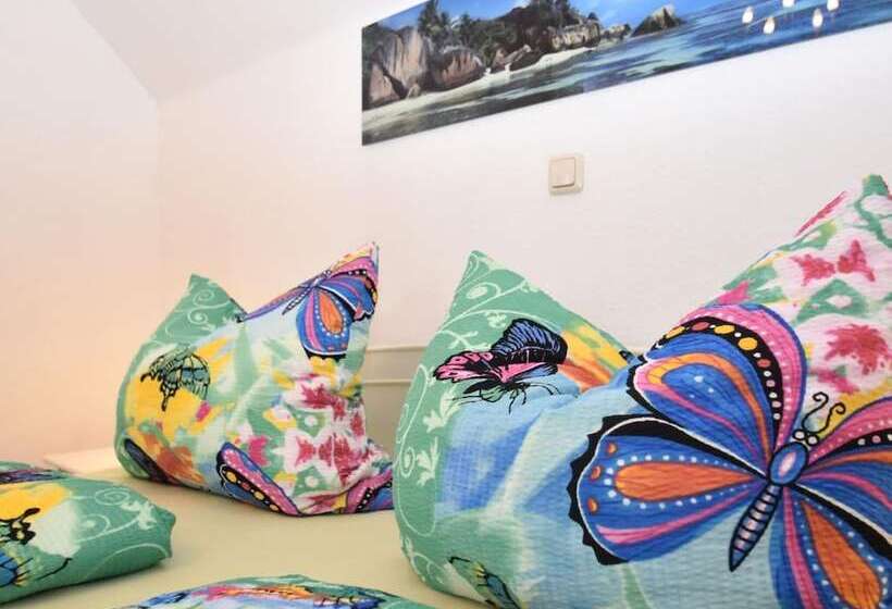 Cozy Apartment In Altenfeld With Garden