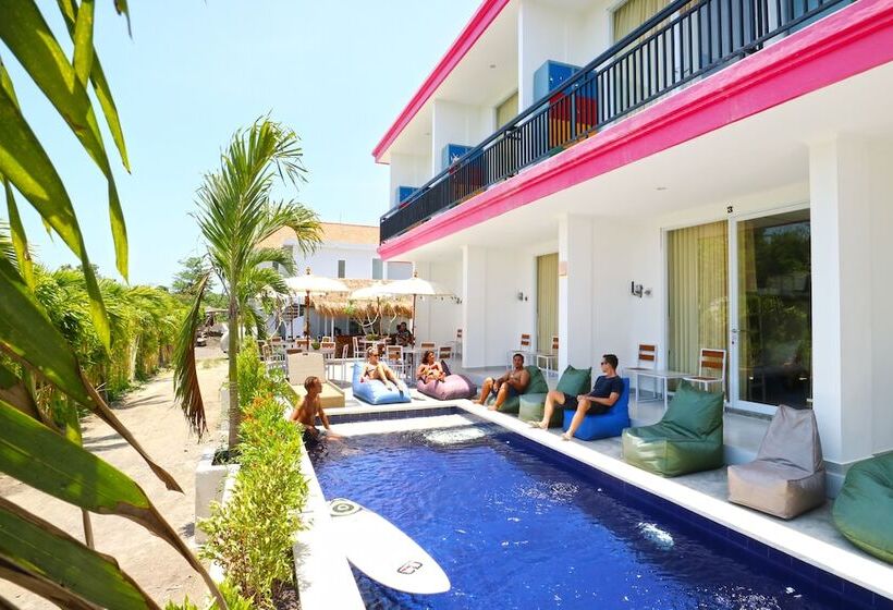 هتل Mondo Surf Village