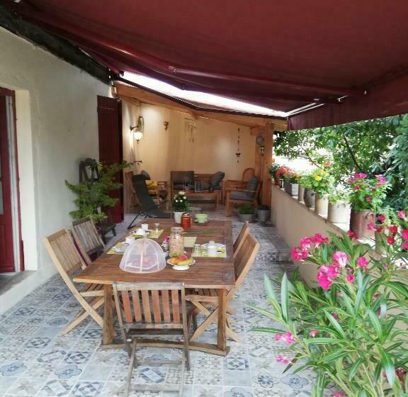 تختخواب و صبحانه La Maison De Marion