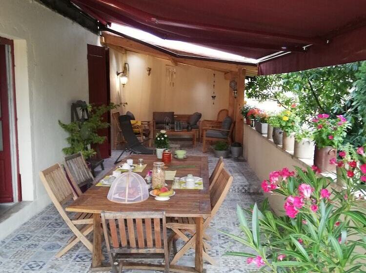 تختخواب و صبحانه La Maison De Marion