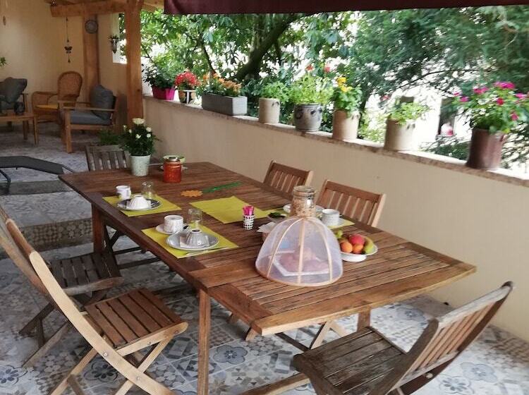 تختخواب و صبحانه La Maison De Marion