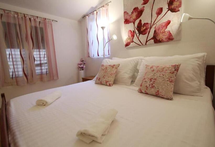 پانسیون Apartmani Daša Tučepi
