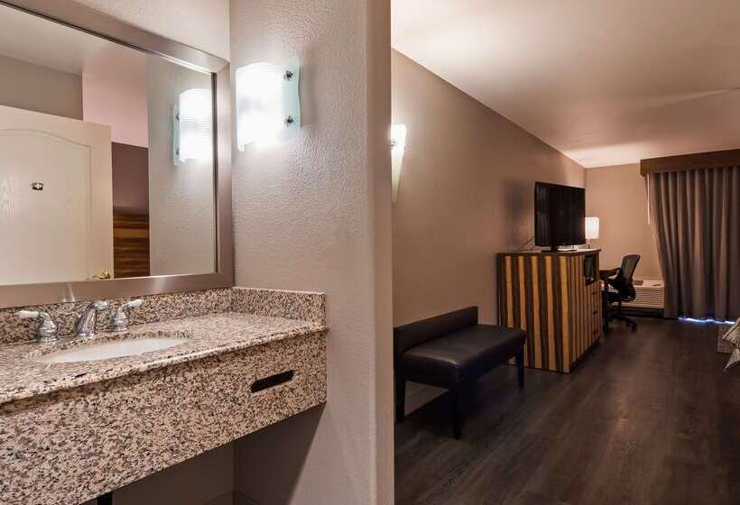 Отель Best Western Cedar Inn & Suites