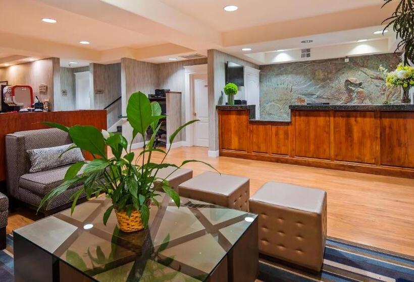 Отель Best Western Cedar Inn & Suites