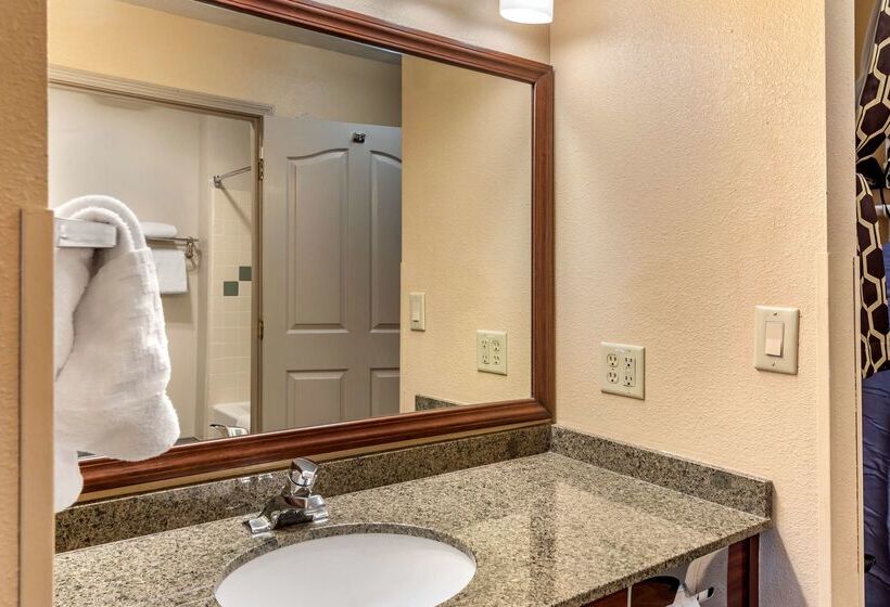 هتل Best Western Plus John Jay Inn & Suites