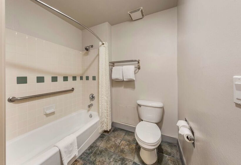 هتل Best Western Plus John Jay Inn & Suites