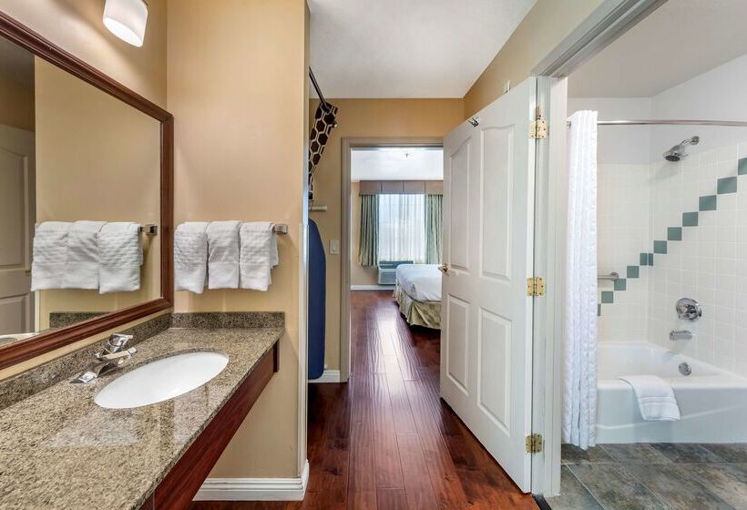 هتل Best Western Plus John Jay Inn & Suites