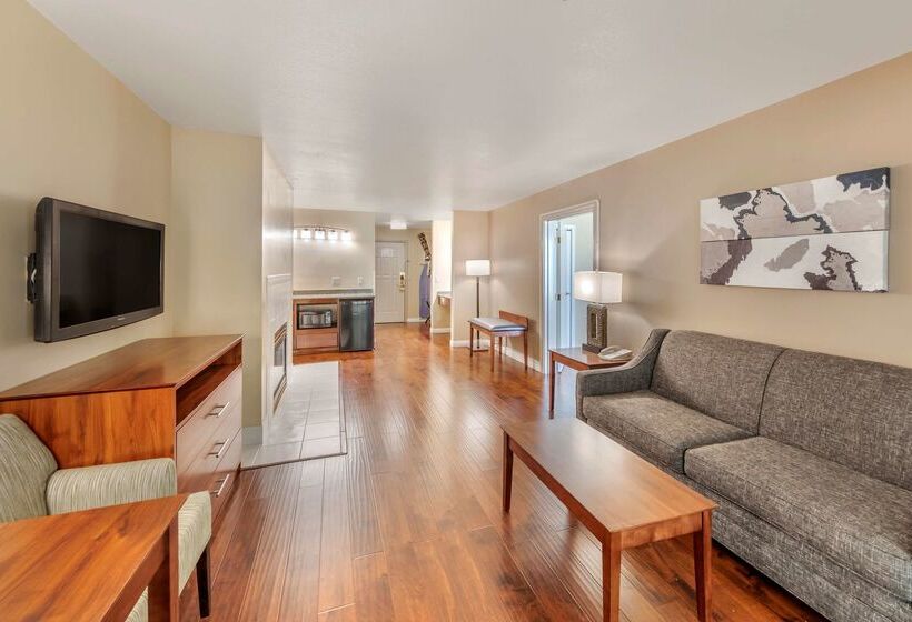 هتل Best Western Plus John Jay Inn & Suites