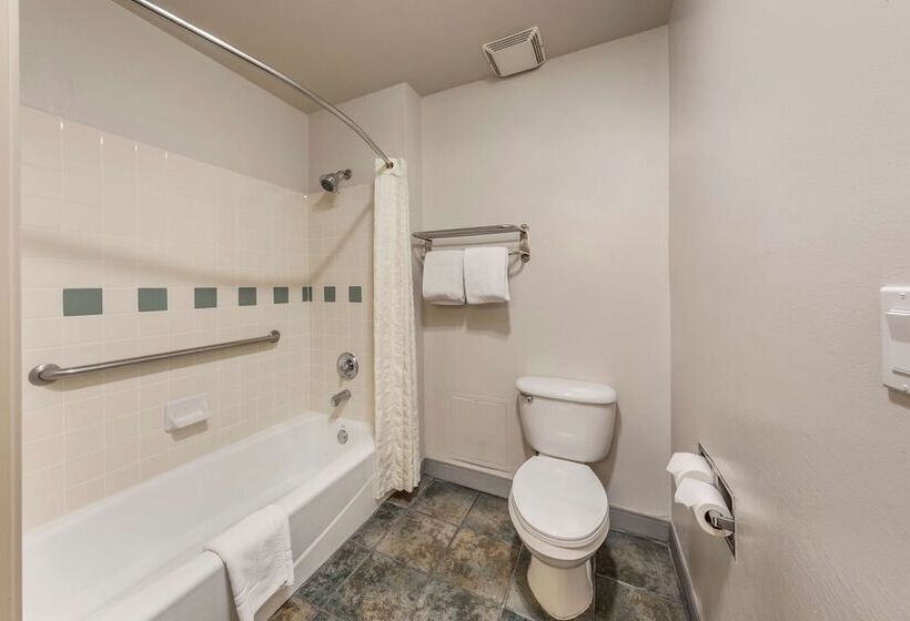 هتل Best Western Plus John Jay Inn & Suites
