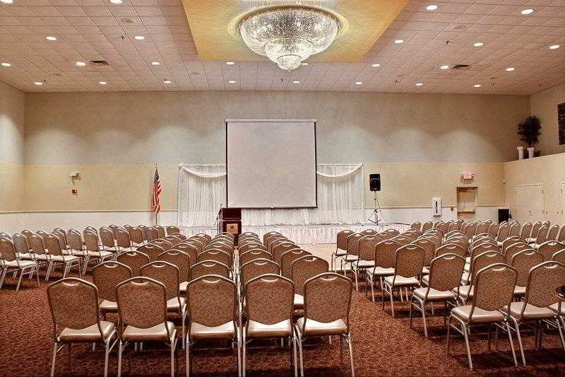 هتل Comfort Inn & Suites At I 74 And 155