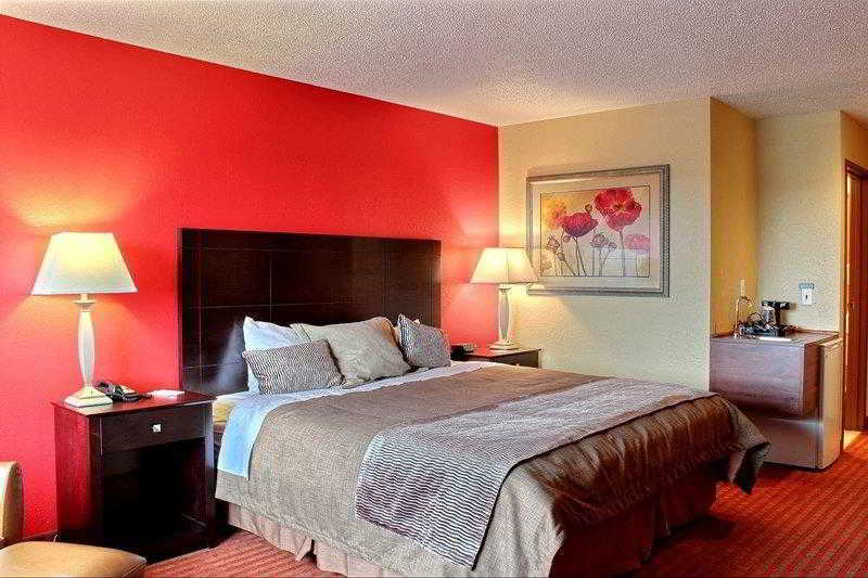 هتل Comfort Inn & Suites At I 74 And 155