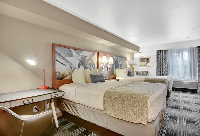 Отель Executive Residency By Best Western Navigator Inn & Suites