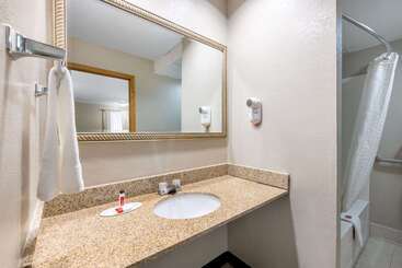 هتل Super 8 By Wyndham Kansas City Airport North