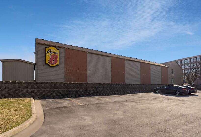 هتل Super 8 By Wyndham Kansas City Airport North