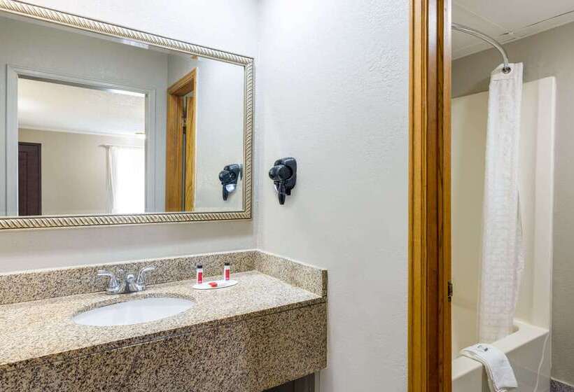 هتل Super 8 By Wyndham Kansas City Airport North