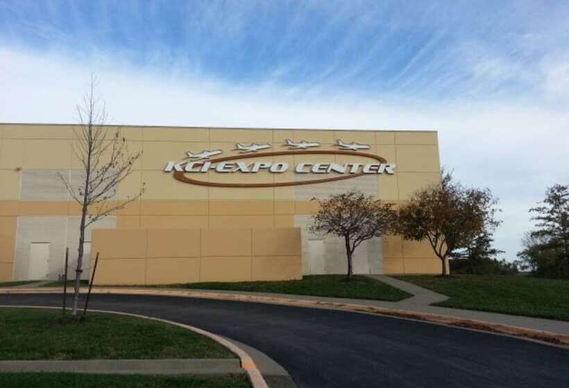 هتل Super 8 By Wyndham Kansas City Airport North