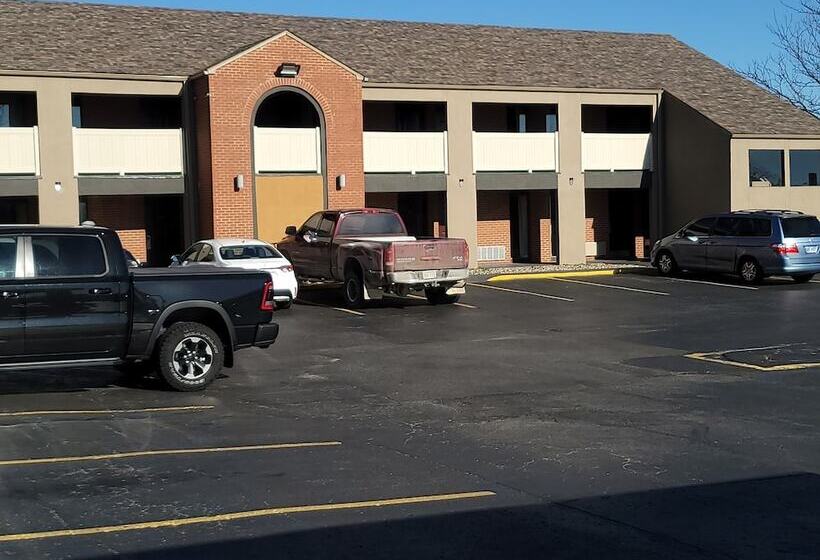 هتل Super 8 By Wyndham Kansas City Airport North