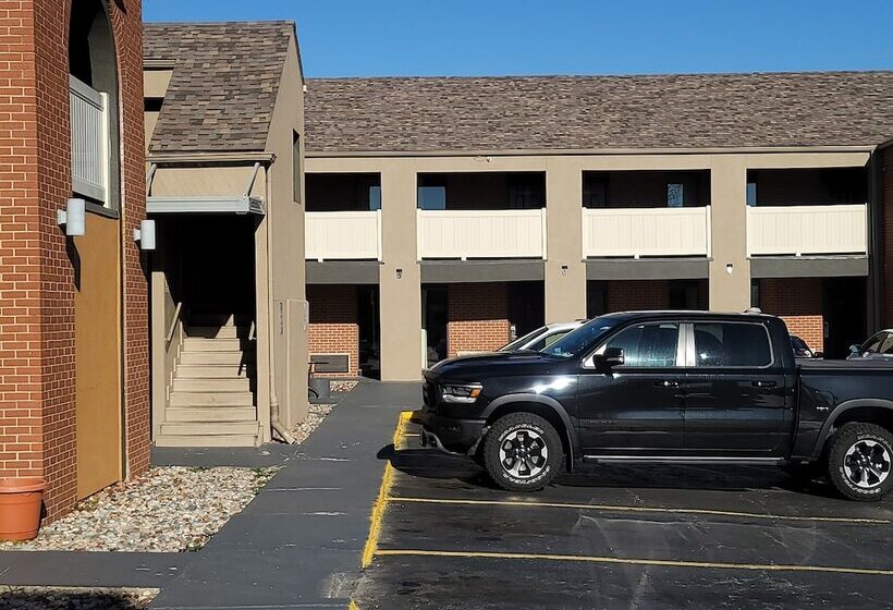 هتل Super 8 By Wyndham Kansas City Airport North