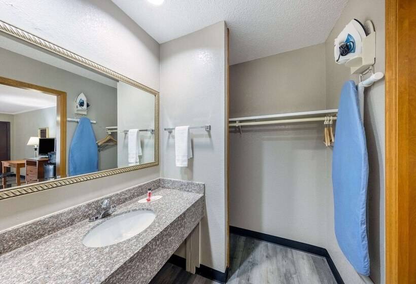 هتل Super 8 By Wyndham Kansas City Airport North
