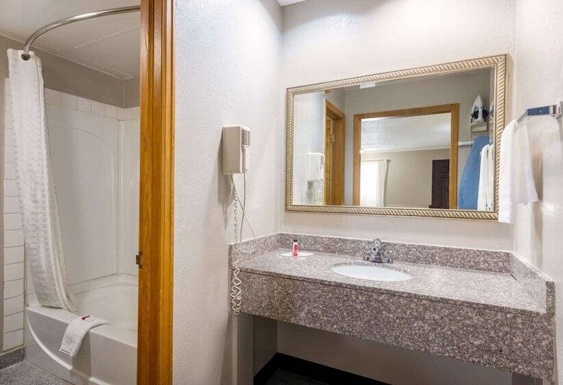 هتل Super 8 By Wyndham Kansas City Airport North