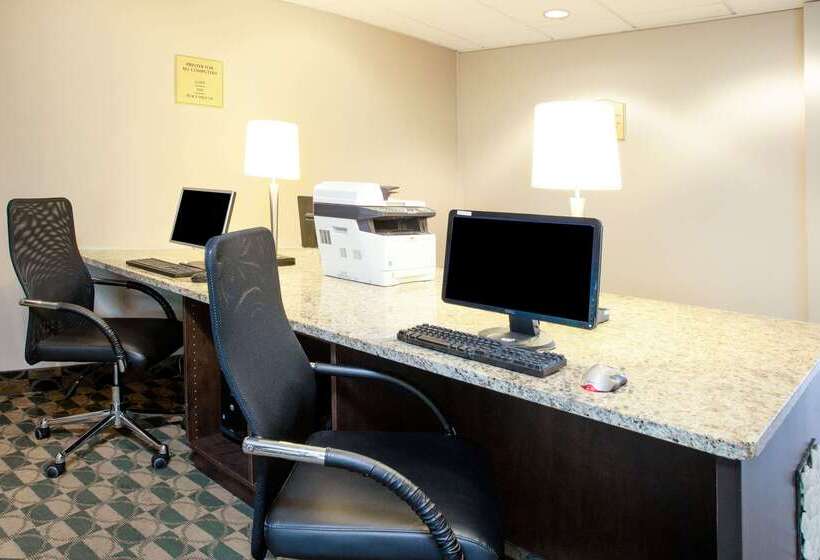 هتل Wyndham Garden Detroit Metro Airport